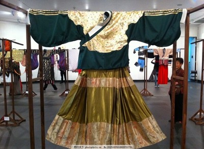 民族服飾在現(xiàn)代服裝設(shè)計(jì)中的融合與創(chuàng)新